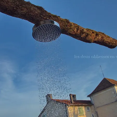 Les Deux Abbesses En Feriehus *