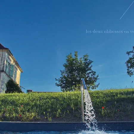 Les Deux Abbesses En Holiday home *