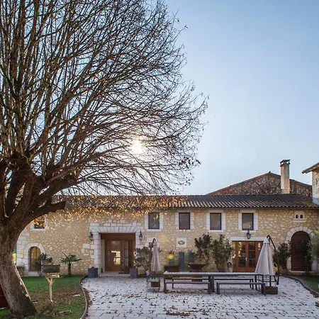 Les Deux Abbesses En * Mareuil-sur-Belle
